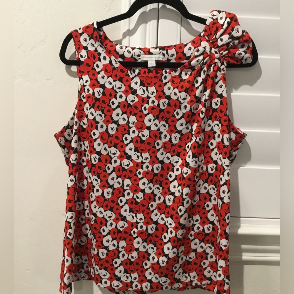 NWOT, New York & Company women’s top, size large, Red, white, black flowers